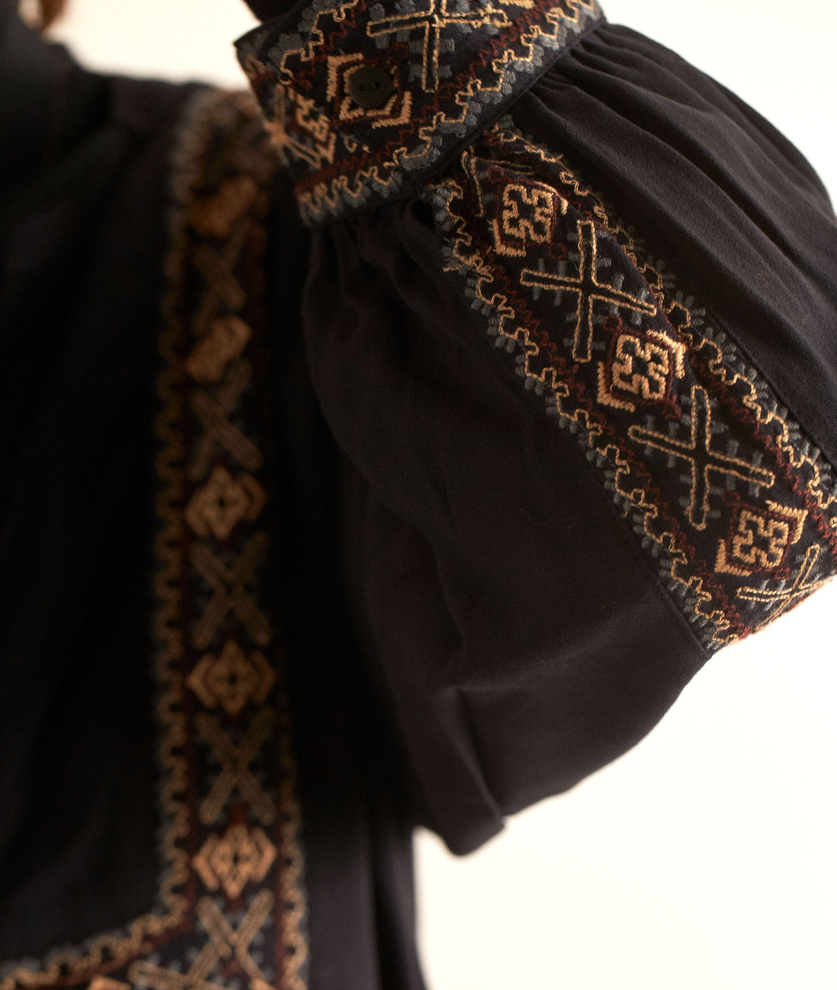 Robe courte brodée noire Haelle Faume - seconde main