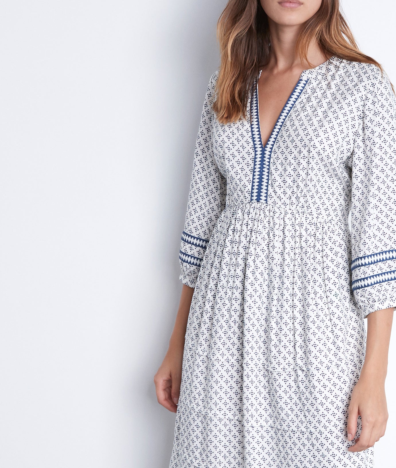 Robe mi-longue et fluide imprimée écrue et bleue Suzanne Faume - seconde main