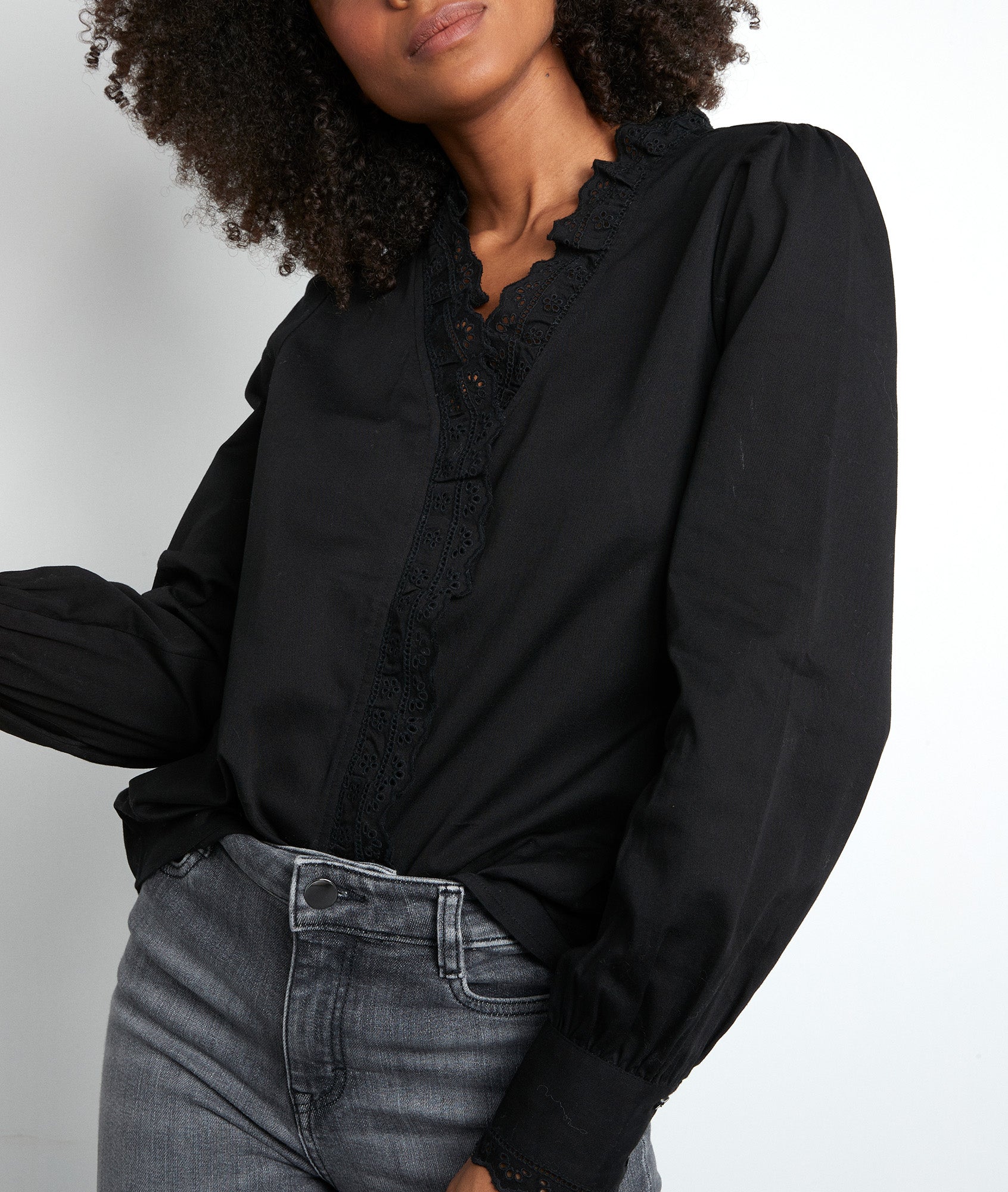 Chemise romantique en coton noir et broderies Faume - seconde main