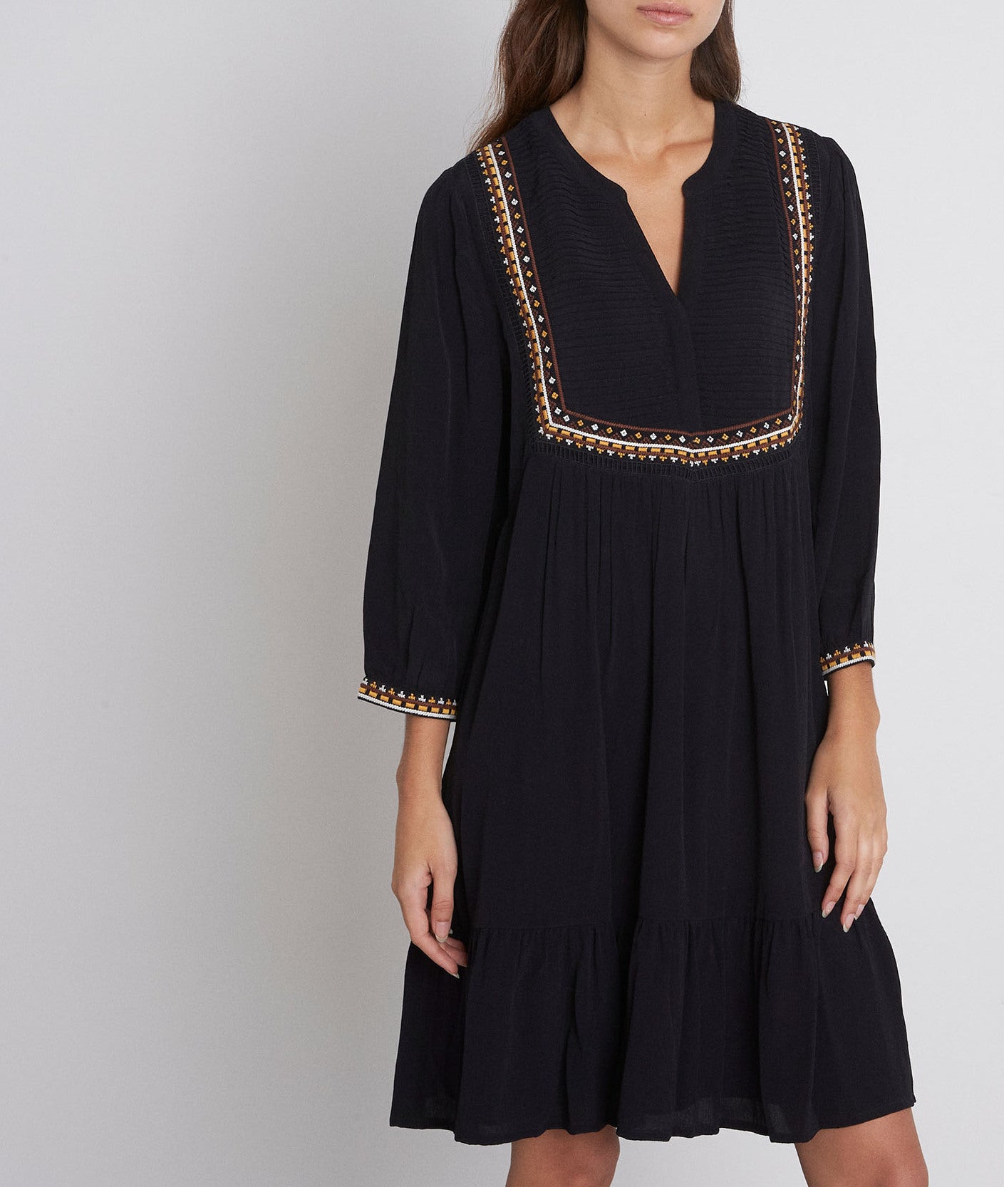 Robe courte noire brodée Neige Faume - seconde main