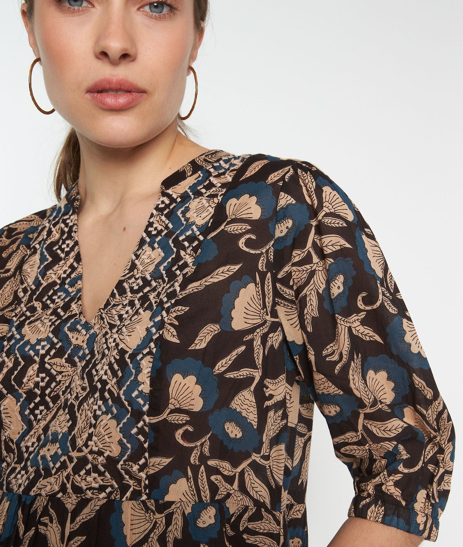 Robe courte en coton imprimé beige, bleu et noir Madeleine Faume - seconde main