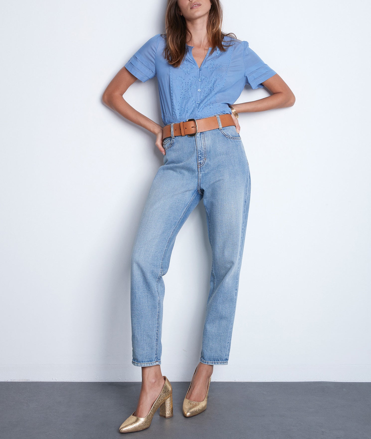 Blouse à manches courtes brodée bleu ciel Auriane Faume - seconde main