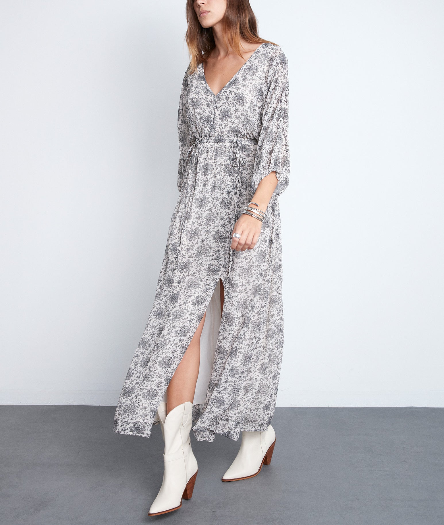 Robe longue vaporeuse à l'imprimé noir et blanc Shelly Faume - seconde main