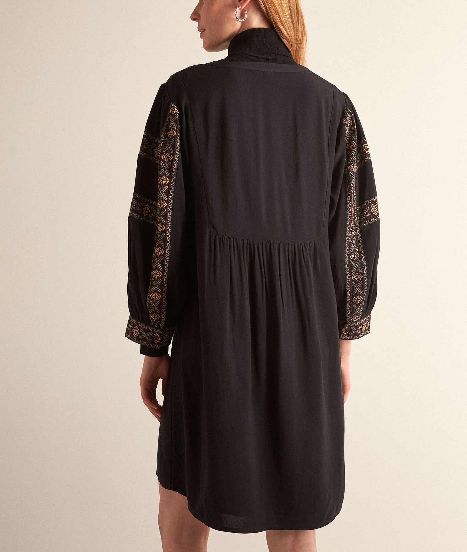 Robe courte brodée noire Haelle Faume - seconde main