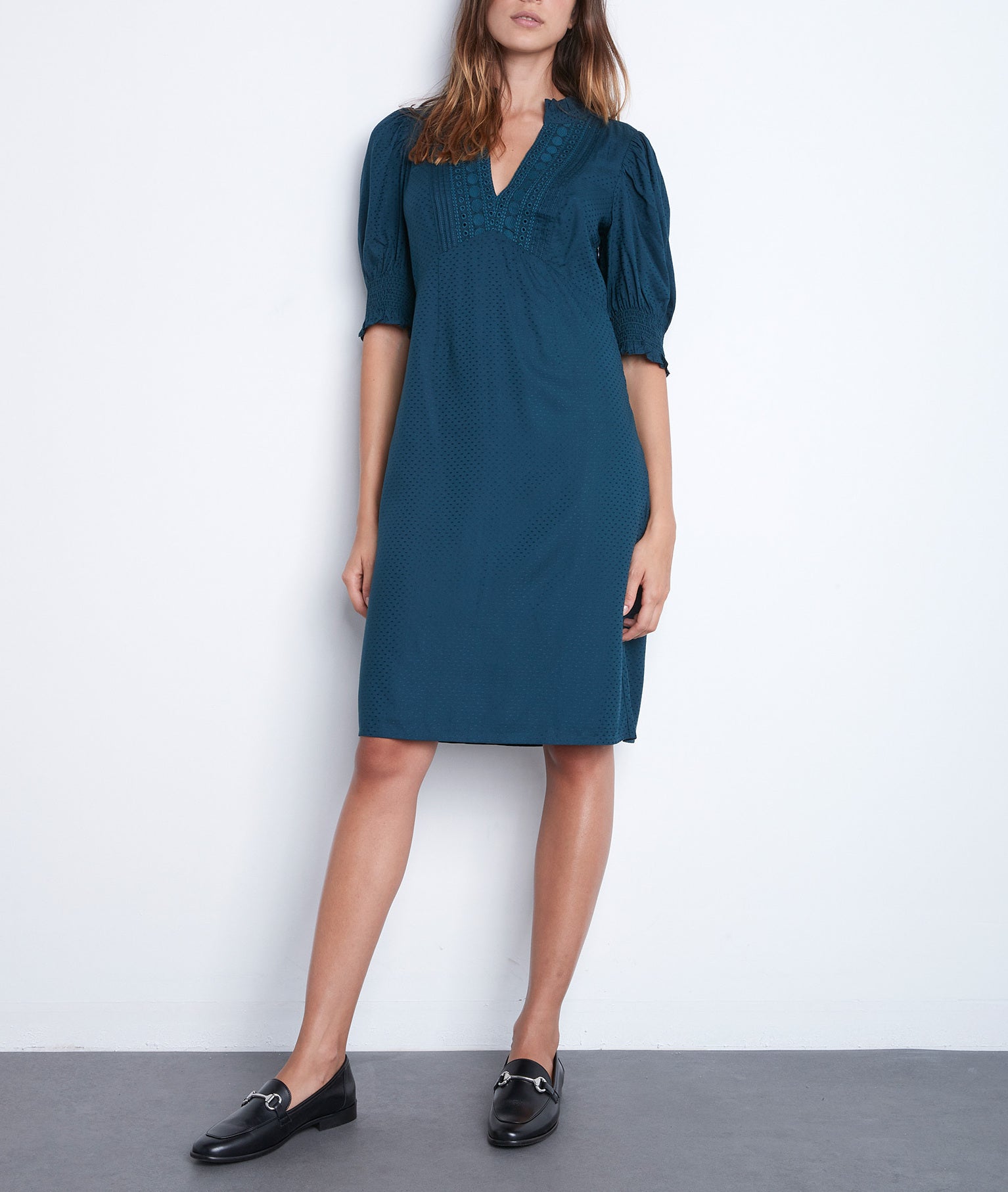 Robe élégante à manches ballon et broderies verte Sorelle Faume - seconde main