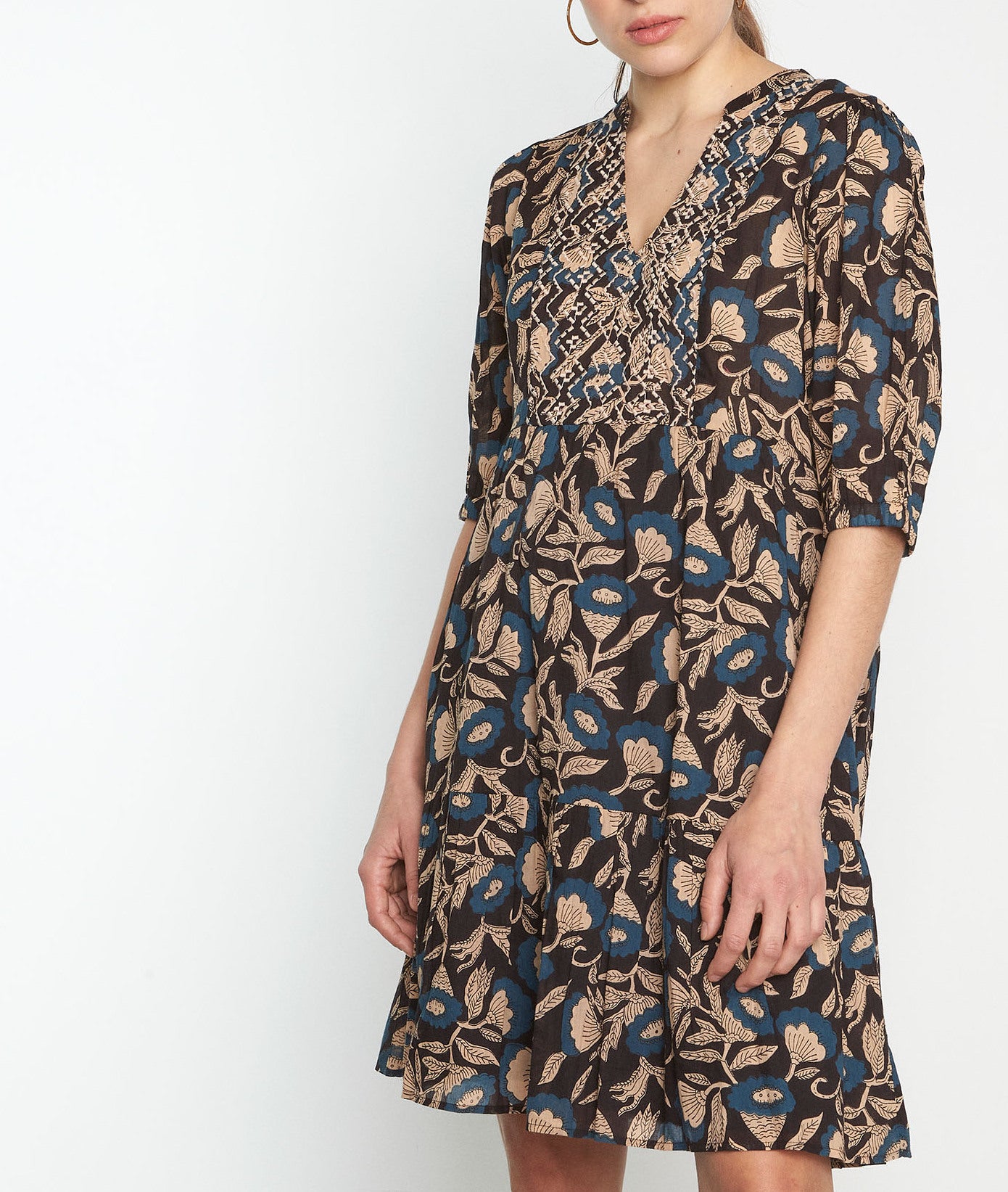 Robe courte en coton imprimé beige, bleu et noir Madeleine Faume - seconde main