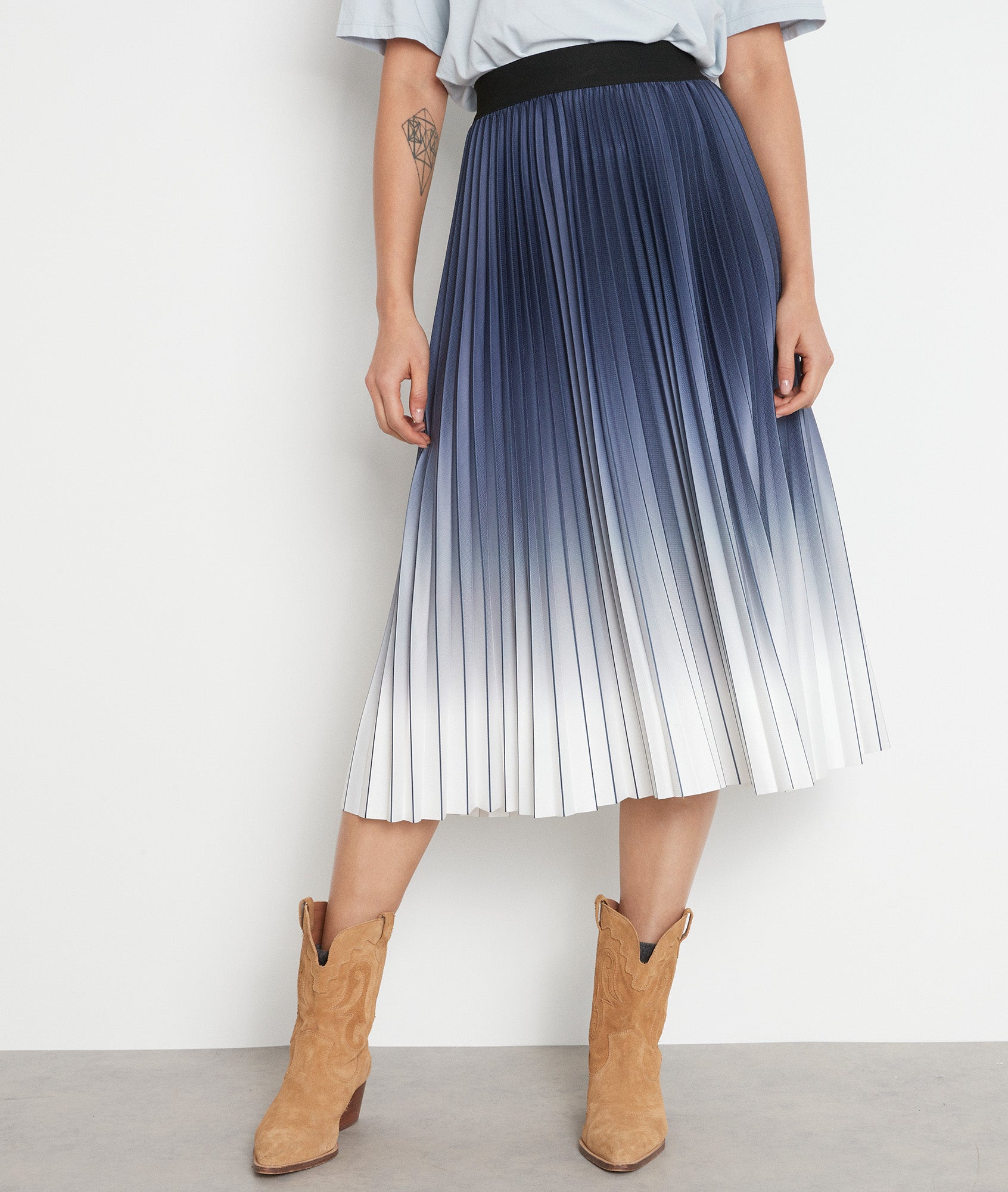 Jupe mi-longue plissée tie and dye marine Elara Faume - seconde main