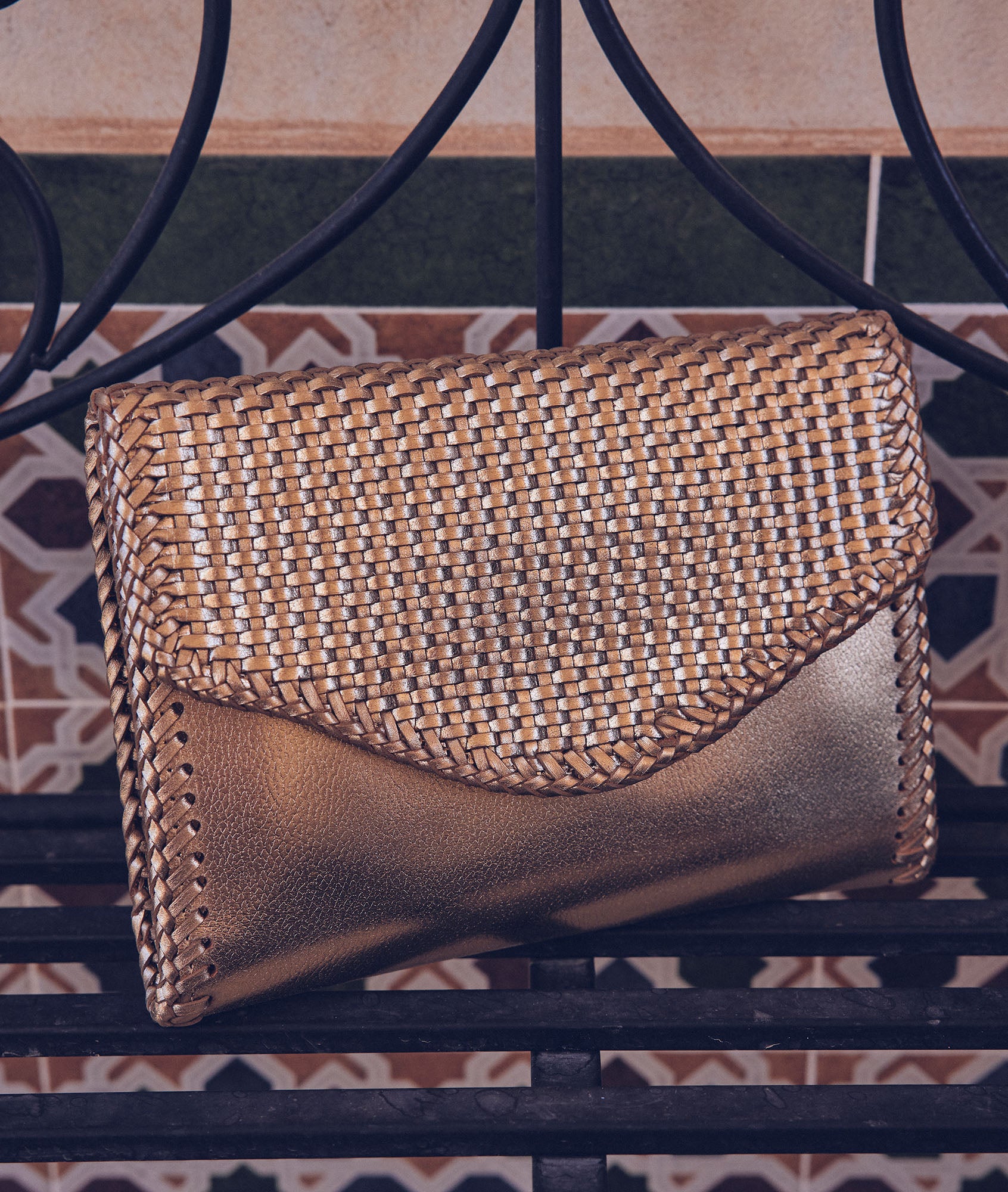 Pochette plate en cuir tressé doré Fady Faume - seconde main