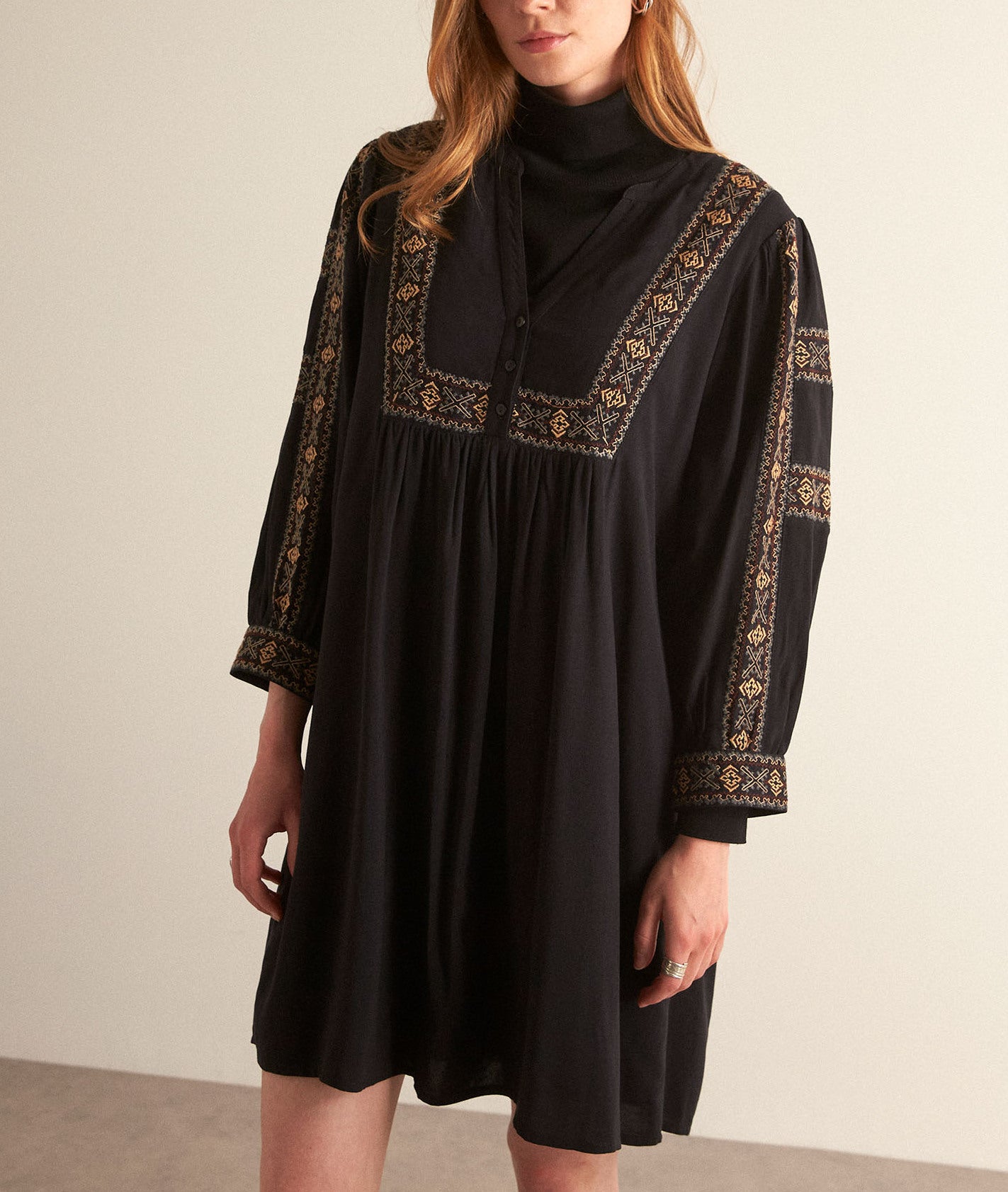 Robe courte brodée noire Haelle Faume - seconde main