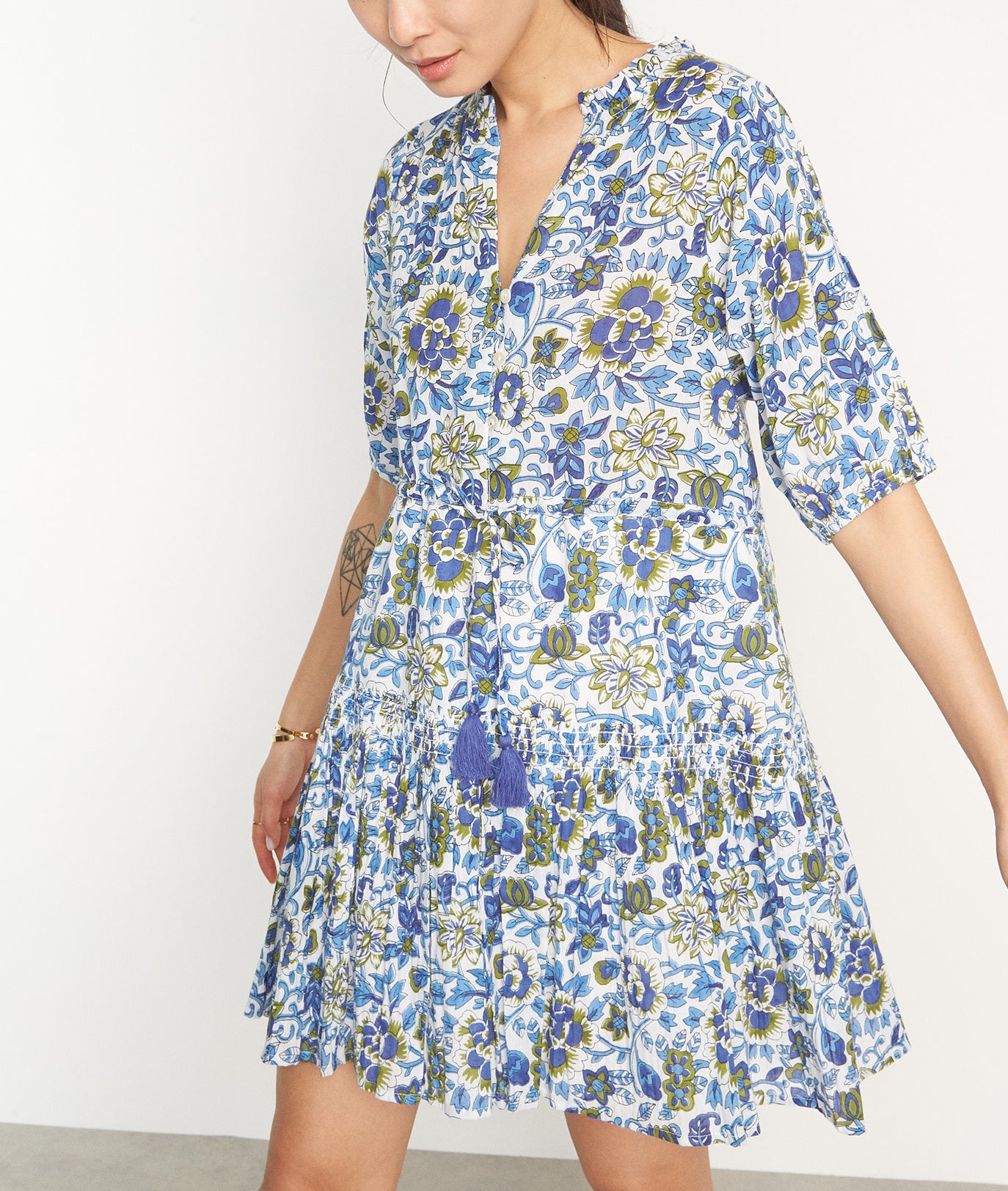 Robe courte en coton imprimé blanc et bleu Hana Faume - seconde main