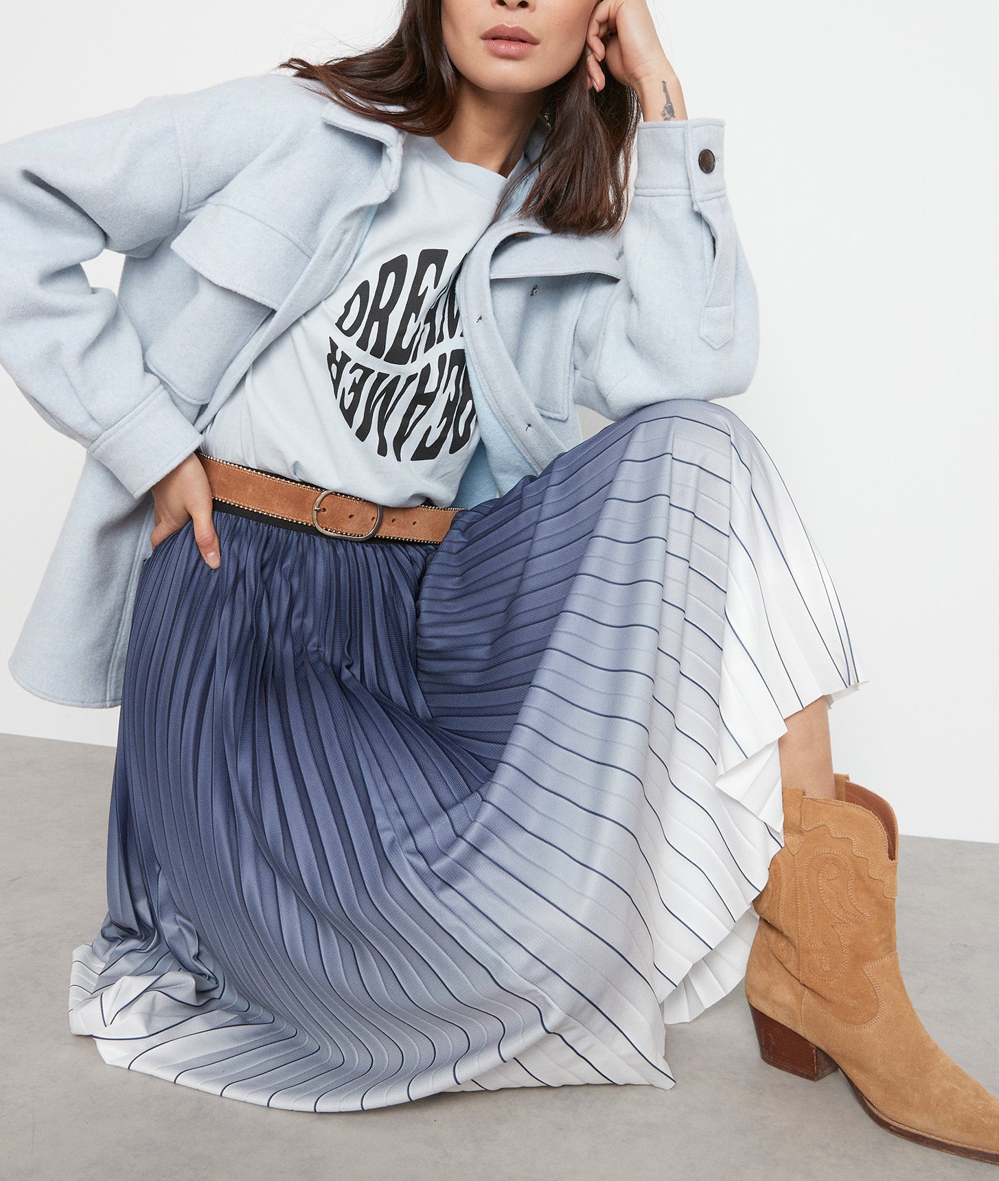 Jupe mi-longue plissée tie and dye marine Elara Faume - seconde main