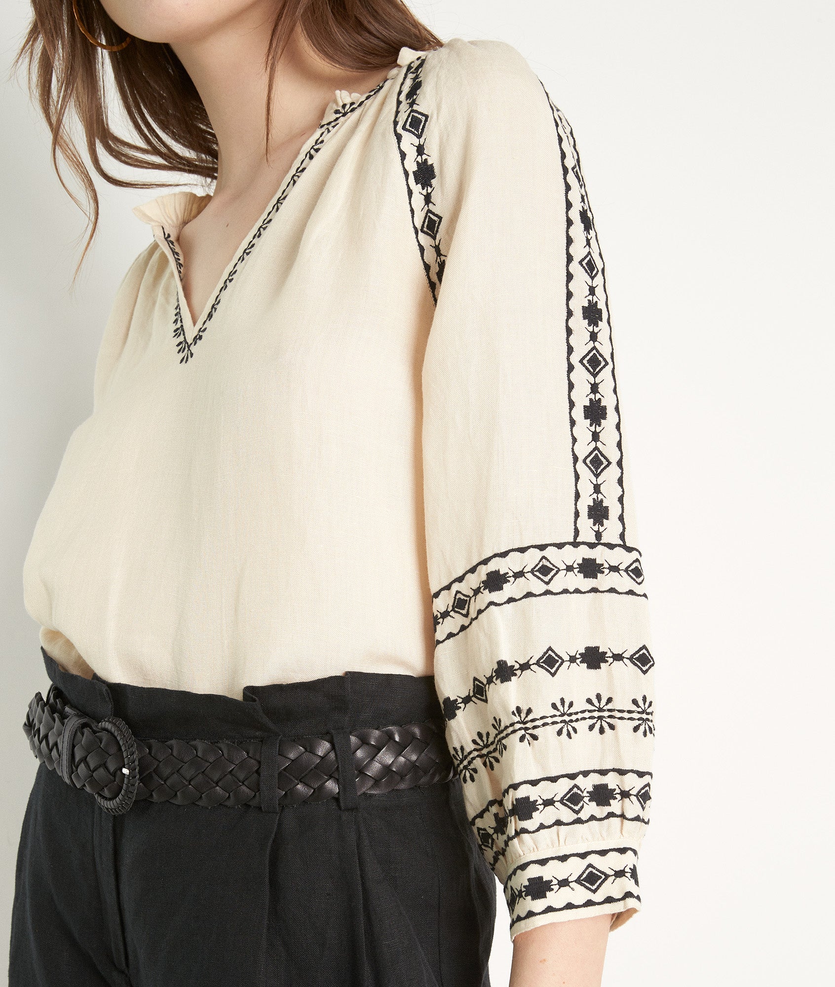Blouse brodée en lin crème et noire Laura Faume - seconde main