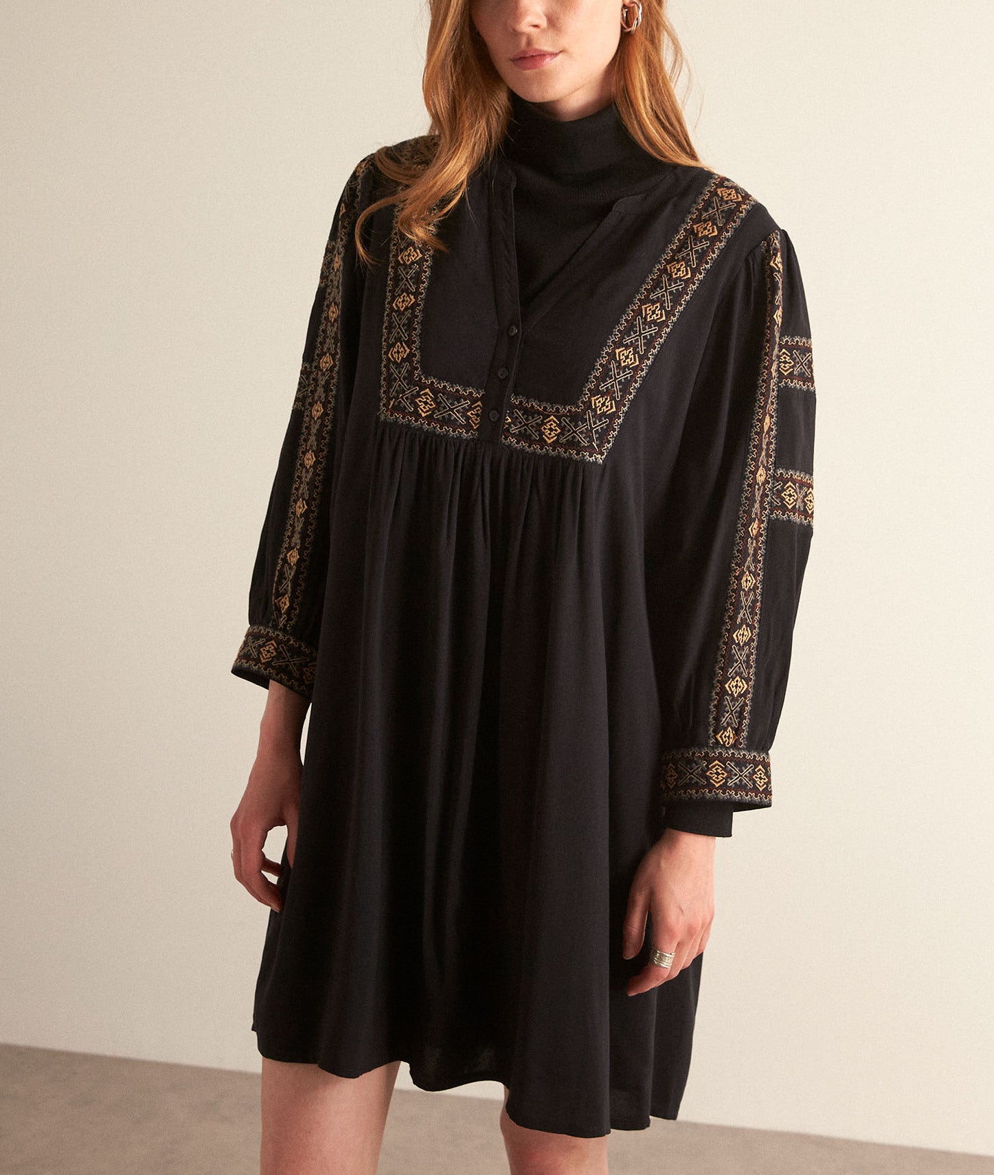 Robe courte brodée noire Haelle Faume - seconde main