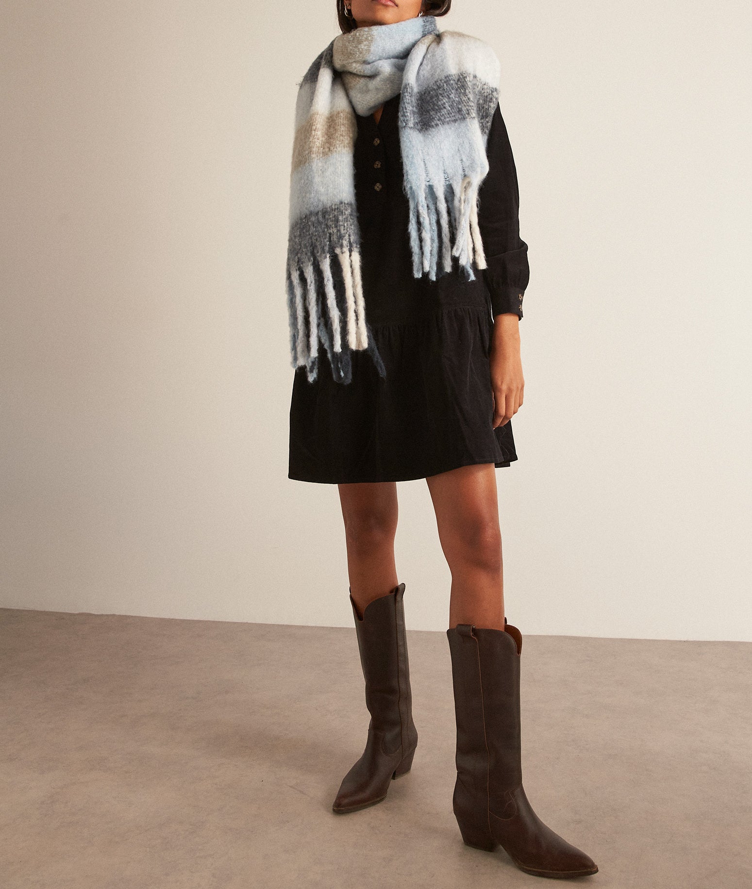 Robe courte en velours milleraies noir Hizia Faume - seconde main