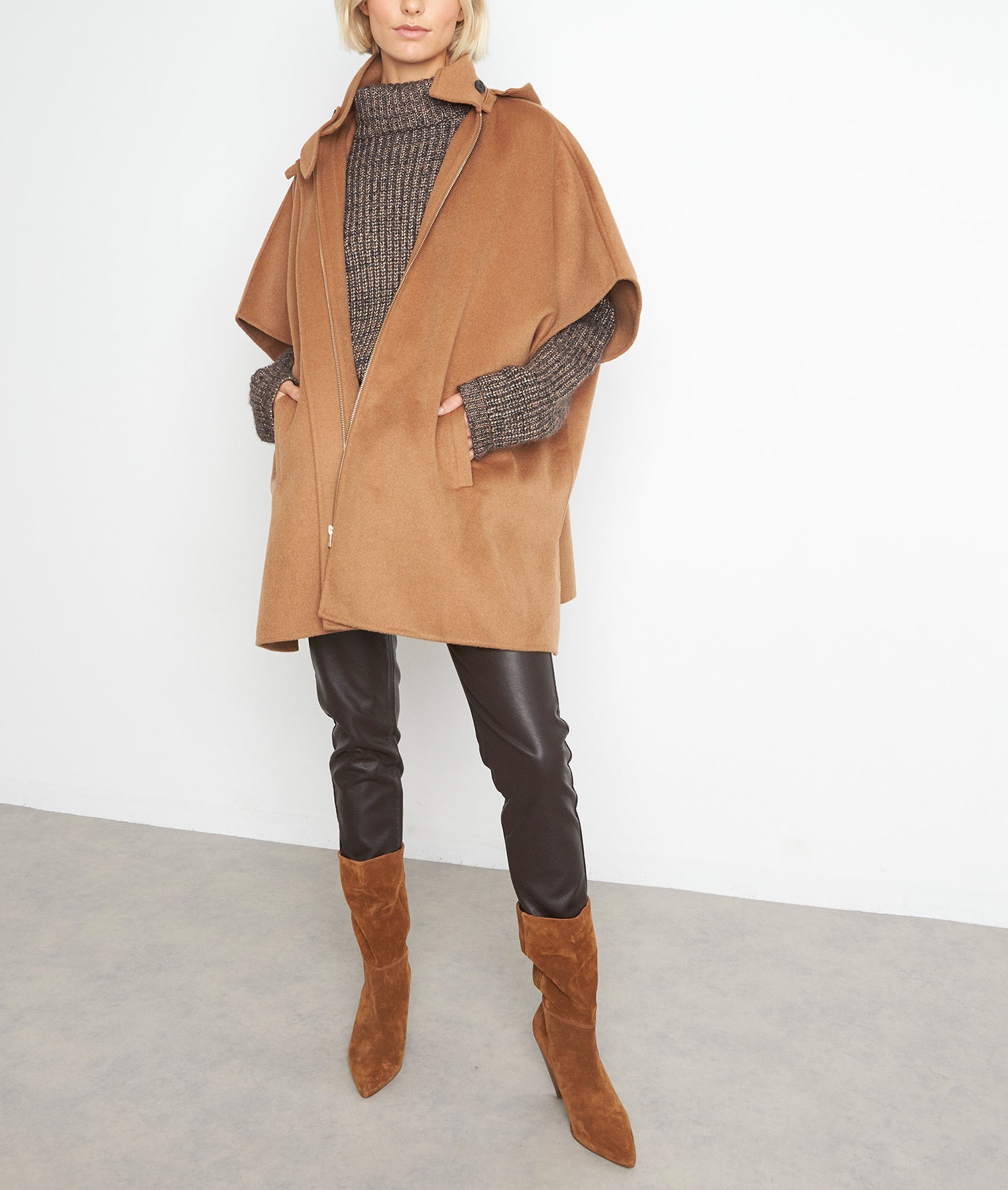 Cape en laine à manches courtes et capuche Lesia Faume - seconde main