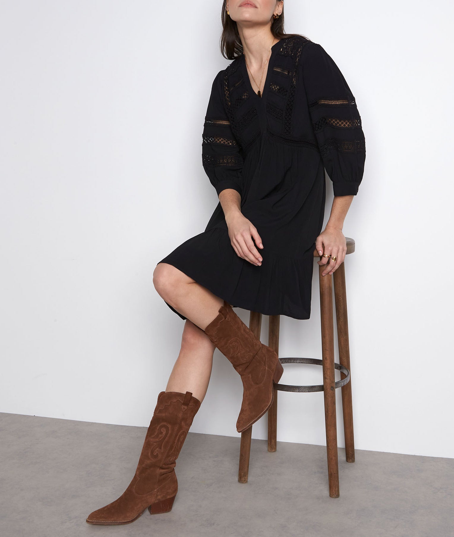 Robe courte en dentelle noire Niya Faume - seconde main